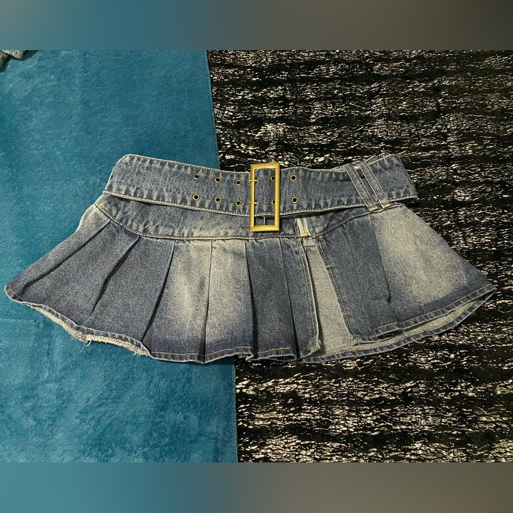 Mini denim pleated skirt with gold buckle belt